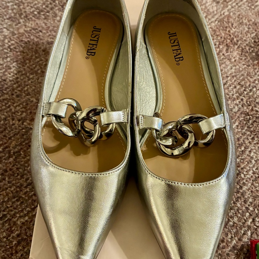 JustFab “Alexa” Metallic Silver Pointed-Toe Chain Ballet Flats - Picture 2 of 6